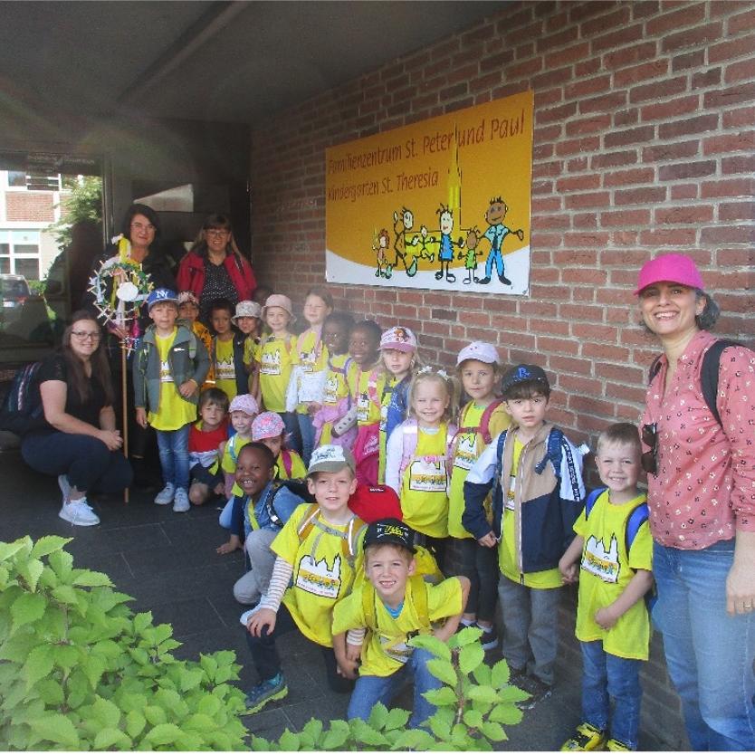 kindergartenkinder besuchen Aachener Dom