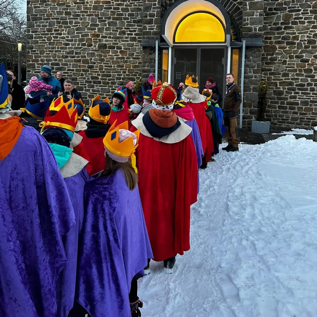 Die Sternsinger beim Einzug zum Dankgottesdienst (c) DPSG Stamm Hellenthal