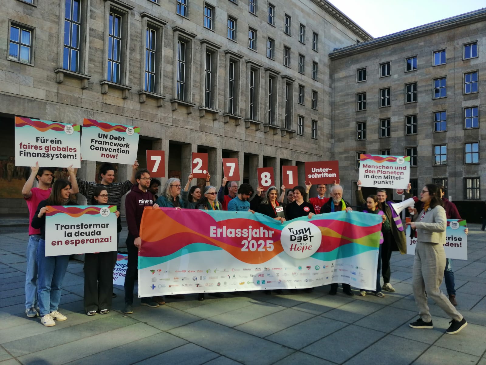 Das Erlassjahr-Bündnis vor dem Finanzministerium in Berlin (c) Erlassjahr